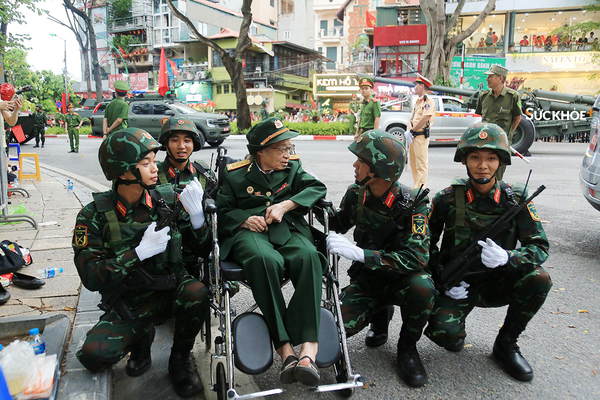 Các chiến sĩ thăm hỏi, giao lưu với cụ Trịnh Tô Hợp, 84 tuổi, là một cựu chiến binh về hưu ở Viện tên lửa thuộc Viện Khoa học và Công nghệ quân sự-Bộ Quốc phòng đến xem buổi tổng hợp luyện lần 2 ngày 24/8 tại đường Thanh Niên