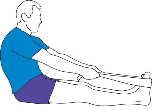 Dùng một chiếc khăn để hỗ trợ kéo giãn cơ đùi sau