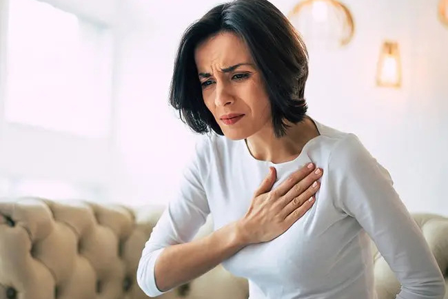 Đau ngực ở phụ nữ có thể là hậu quả khi stress kéo dài