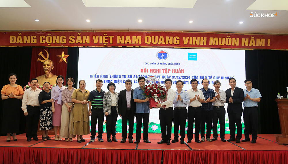 Đại diện Bộ Y tế gửi lẵng hoa chúc mừng và chụp ảnh lưu niệm cùng các đại biểu tham dự Hội nghị - Ảnh: Hiệp Nguyễn/sức khỏe+