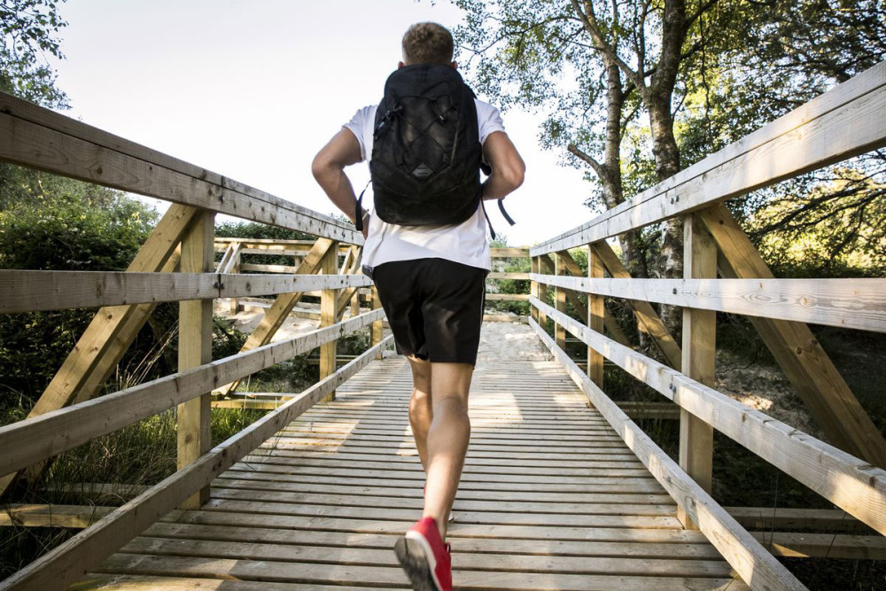 Hình thức đi bộ rucking tăng sức mạnh cơ bắp và mật độ xương