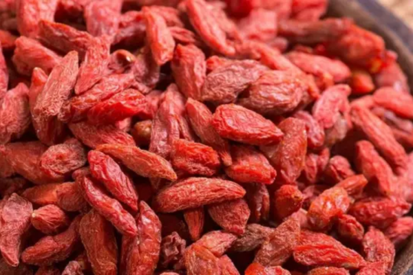 Câu kỷ tử (Fructus Lycii) là quả chín phơi hay sấy khô của cây kỷ tử Lycium sinense.