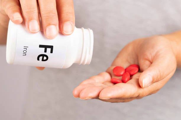 Viên sắt nên uống vào buổi sáng khi bụng rỗng để hấp thụ tốt hơn