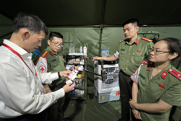 Lều cấp cứu được trang bị đầy đủ thuốc men của Bệnh viện Bộ Công an Hà Nội