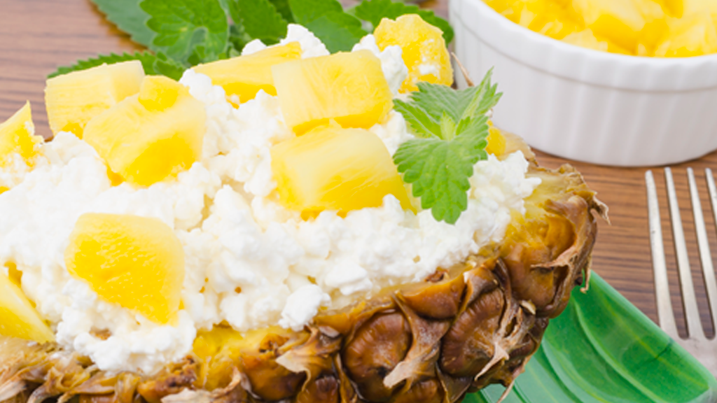 Phô mai cottage ăn kèm dứa tươi cung cấp enzyme hỗ trợ tiêu hóa