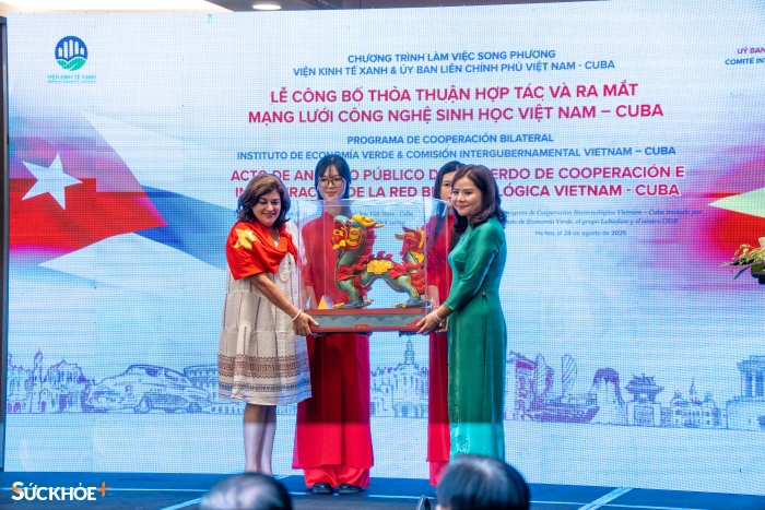 Viện Kinh tế Xanh trao tặng phía Cuba món quà lưu niệm Rồng Đại Việt.