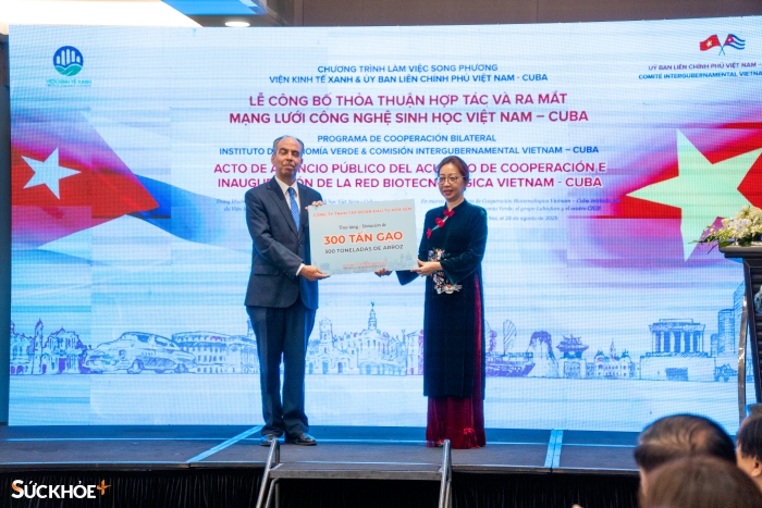 Đại diện doanh nghiệp Việt Nam trao tặng hơn 300 tấn gạo hỗ trợ nhân dân Cuba.