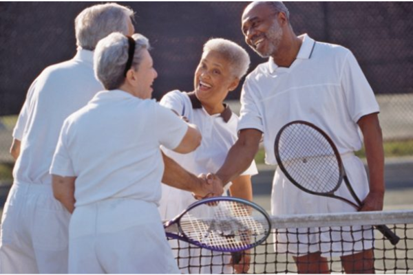 Chơi tennis giúp tăng cường gắn kết xã hội ở mọi lứa tuổi.
