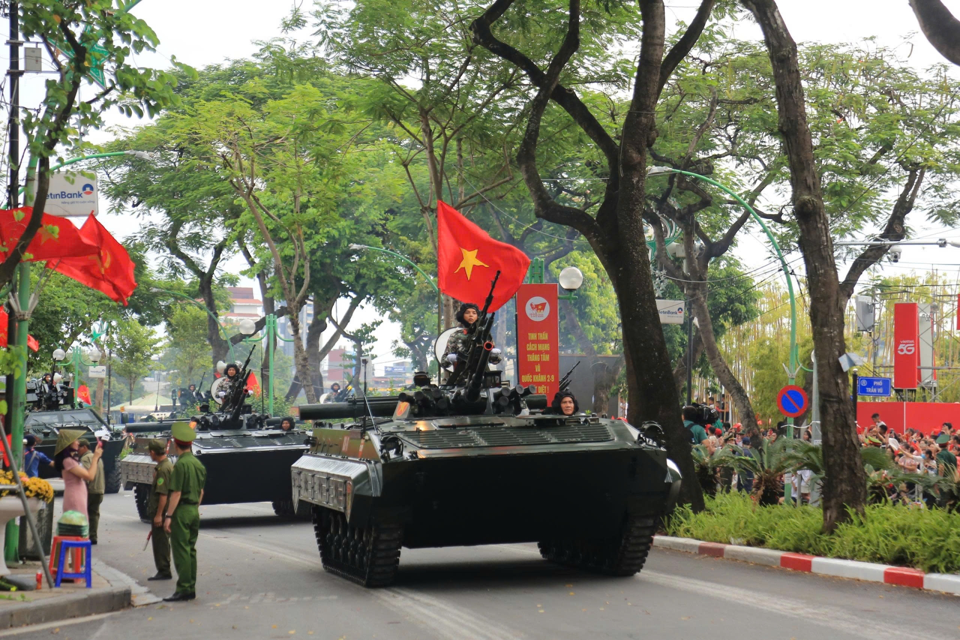 Dàn khí tài oai hùng trong vòng tay nhân dân - Ảnh: Hiệp Nguyễn/Sức khỏe+