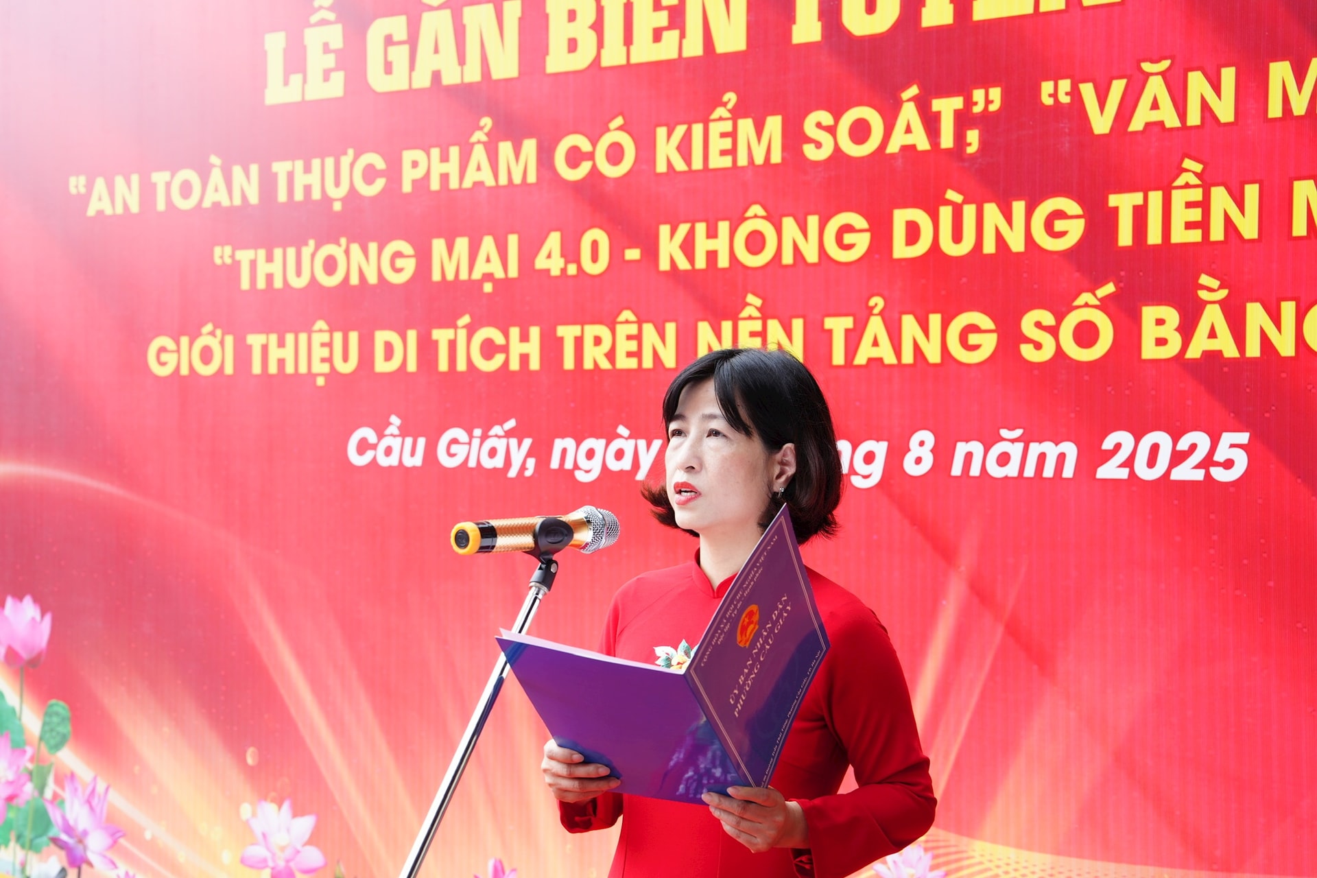 Phó Chủ tịch UBND phường Cầu Giấy Nguyễn Thị Thu Hà phát biểu tại buổi lễ