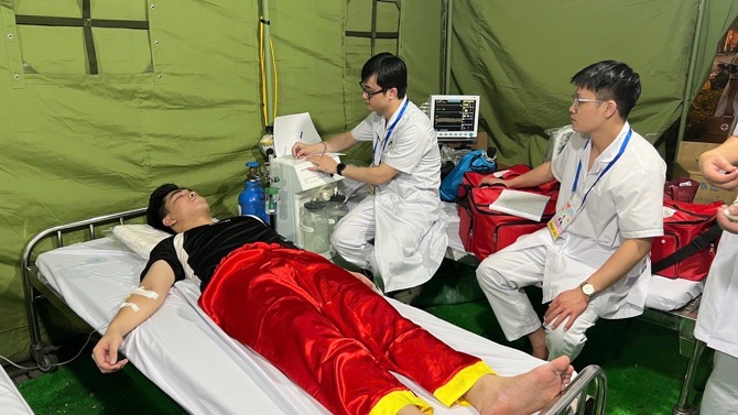 Nhiều người dân gặp vấn đề sức khỏe khi xem diễu binh, diễu hành được tổ công tác y tế phục vụ A80 đưa vào lán y tế để hỗ trợ cấp cứu - Ảnh: Sở Y tế Hà Nội