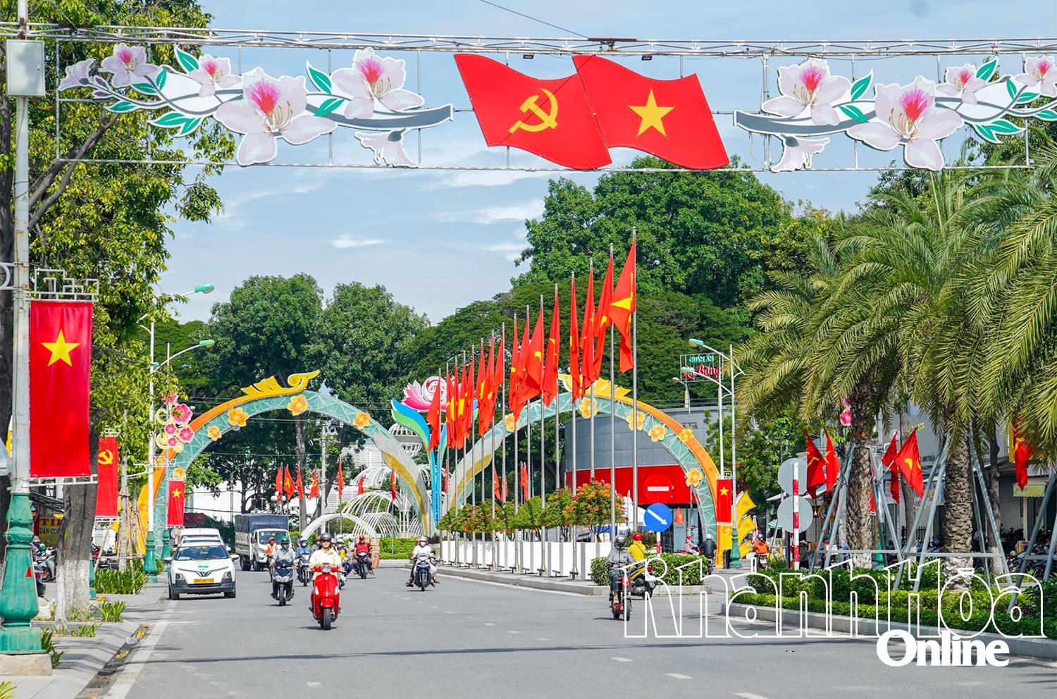 Đường phố Phan Rang được trang trí cờ hoa rực rỡ đón mừng 80 năm Quốc Khánh. Ảnh: Hồng Nguyệt.