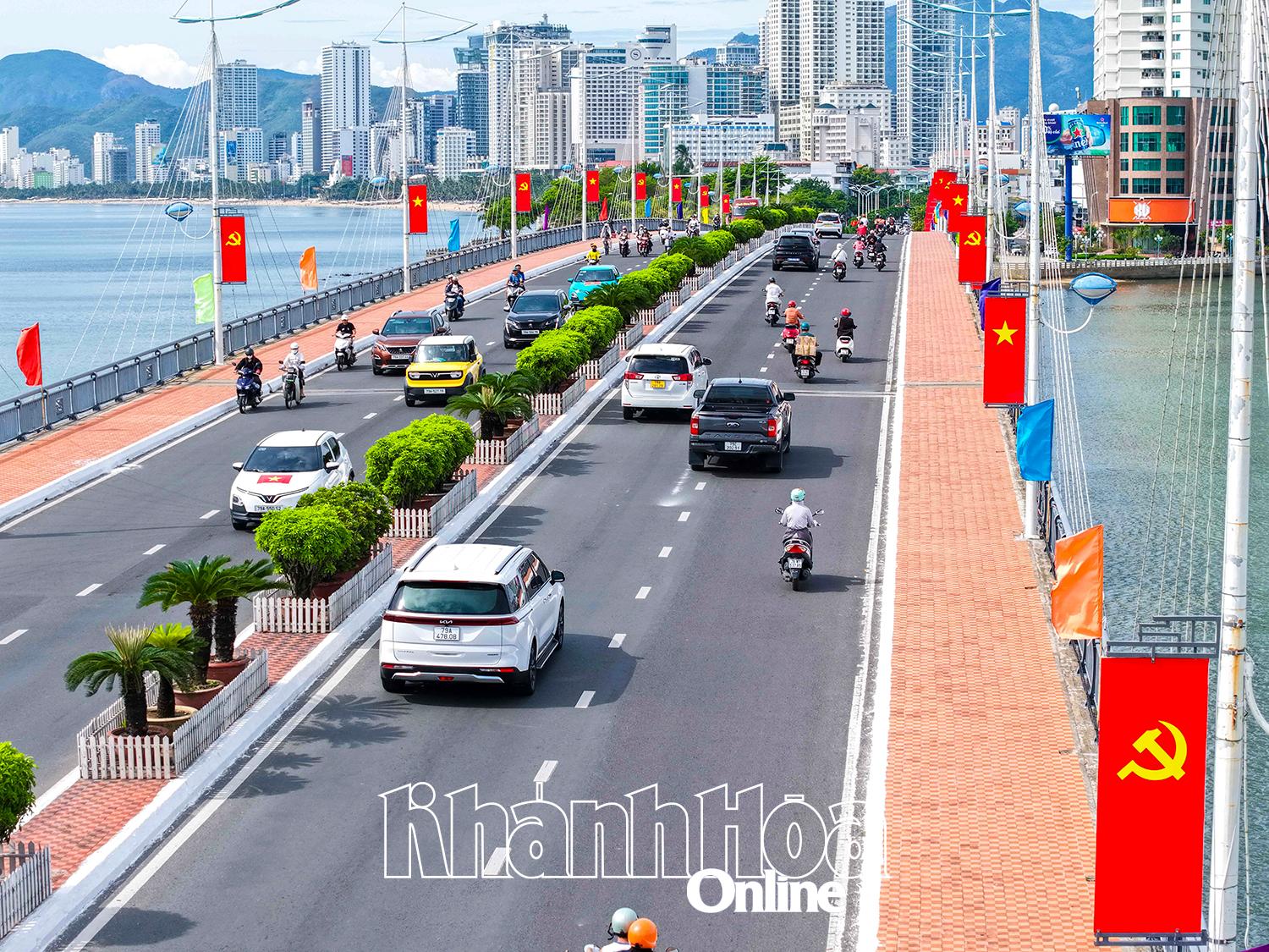 Sắc đỏ cờ Tổ quốc, cờ Đảng tung bay trên cầu Trần Phú (phường Nha Trang) những ngày Tết Độc lập. Ảnh: Vĩnh Thành.