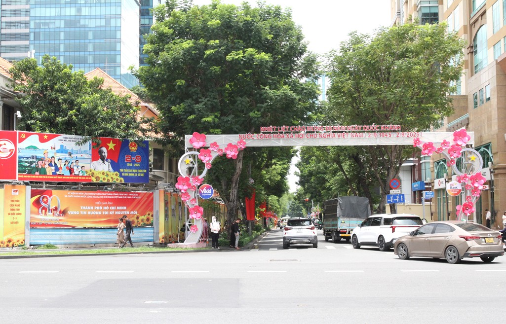 Các tấm pano, biểu ngữ được trang hoàng trên các tuyến phố Trung tâm - Ảnh: VGP.