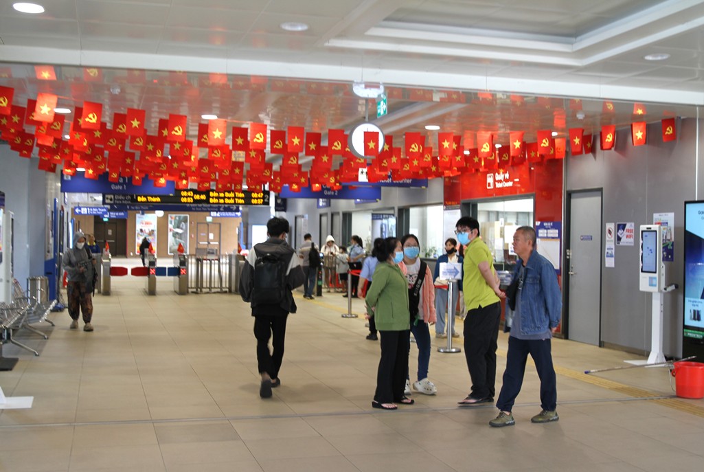 Cờ đỏ sao vàng được trang hoàng rực rỡ tại các ga của tuyến metro số 1 ( Bến Thành – Suối Tiên) - Ảnh: VGP.