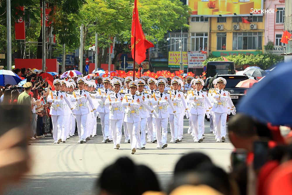 Đoàn diễu binh đi đến đâu, hai tiếng Việt Nam lại vang vọng đến đấy. Hình ảnh trên con phố Ngọc Hà