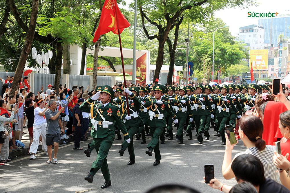 Trong ảnh là khối Sĩ quan Biên phòng tham gia diễu hành trong màu áo xanh lá sẫm đặc trưng. Đây là lực lượng nòng cốt, chuyên trách quản lý, bảo vệ biên giới quốc gia và các khu vực biên giới.