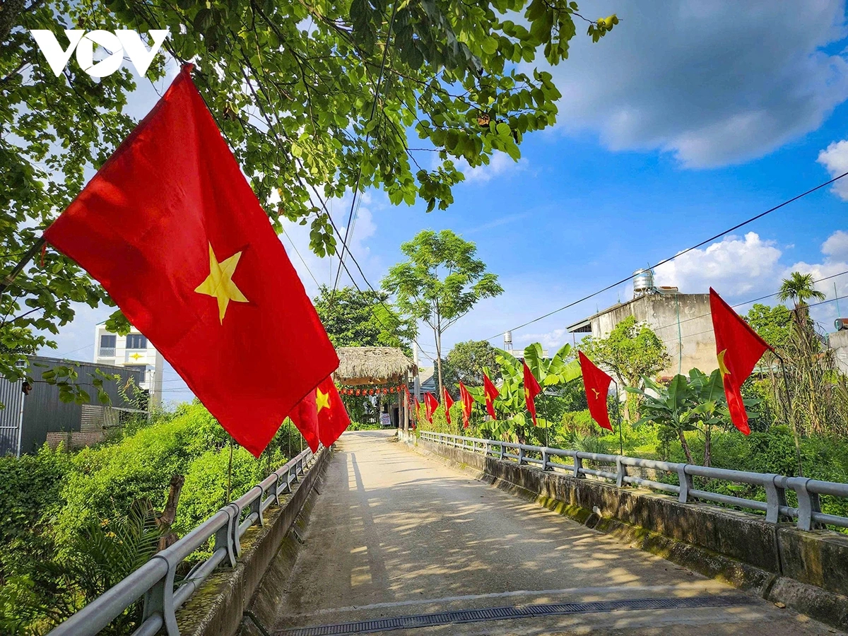 Dọc các tuyến đường trung tâm, tại quảng trường, hay cơ quan, trường học... ở Điện Biên đều trang hoàng pa-nô, áp-phích, băng rôn, khẩu hiệu chào mừng tết Độc lập, góp phần làm cho diện mạo đô thị, nông thôn thêm khang trang, tươi mới. - Ảnh: VOV.