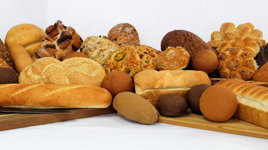 Bánh mì là một trong những thực phẩm giàu muối natri, bạn dễ ăn quá nhiều mà không nhận ra
