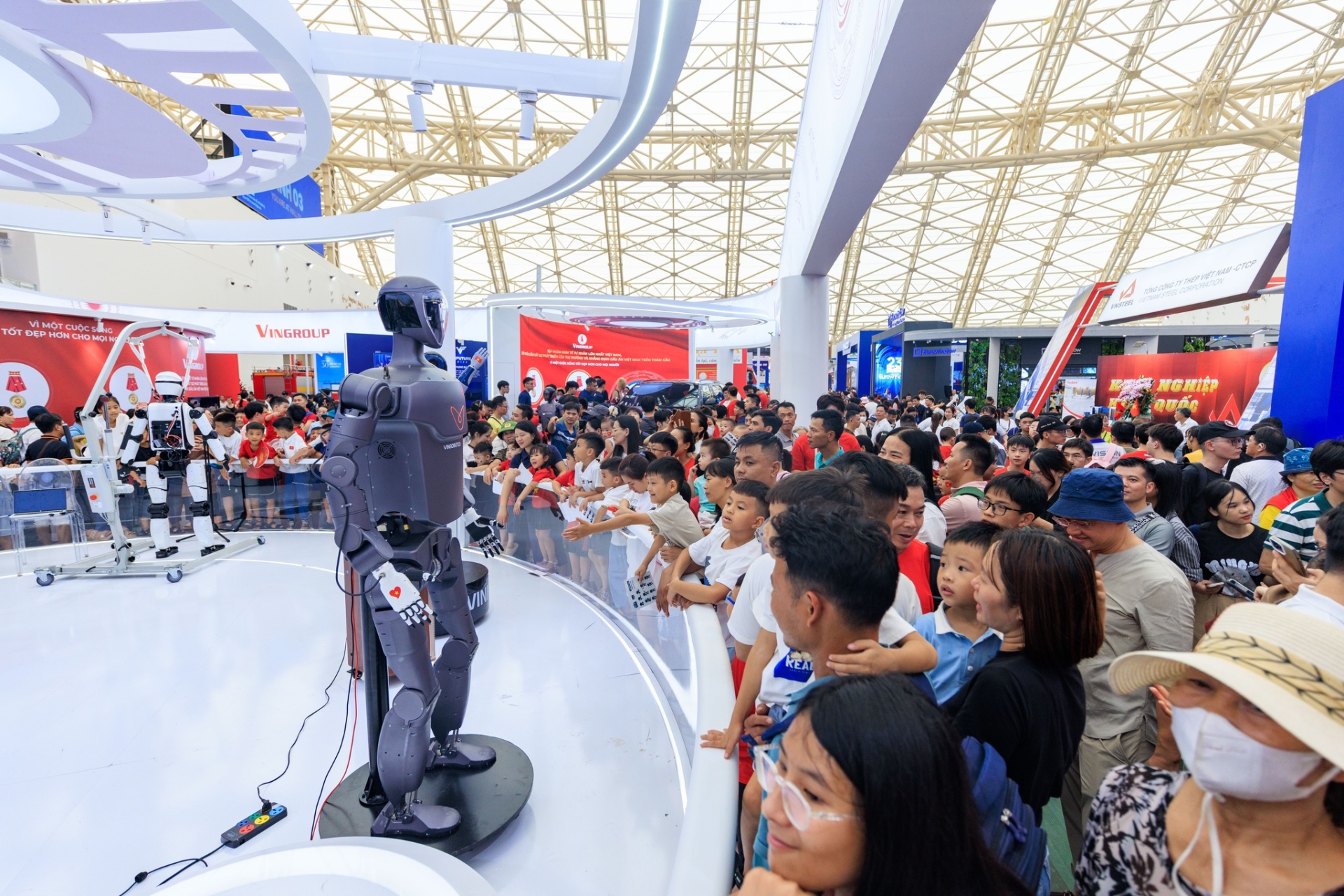 Robot hiện đại xuất hiện tại triển lãm - Ảnh: VEC