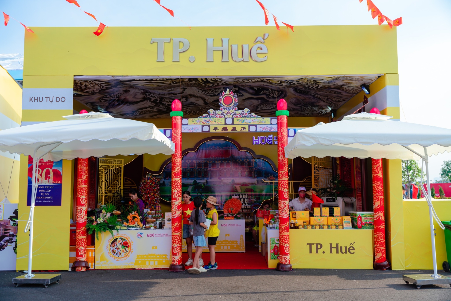 Không gian giới thiệu, bày bán ẩm thực địa phương - Ảnh: VEC