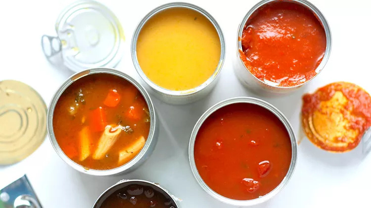 Soup đóng hộp thường chứa lượng muối natri cao, có thể gây hại cho sức khỏe nếu ăn thường xuyên