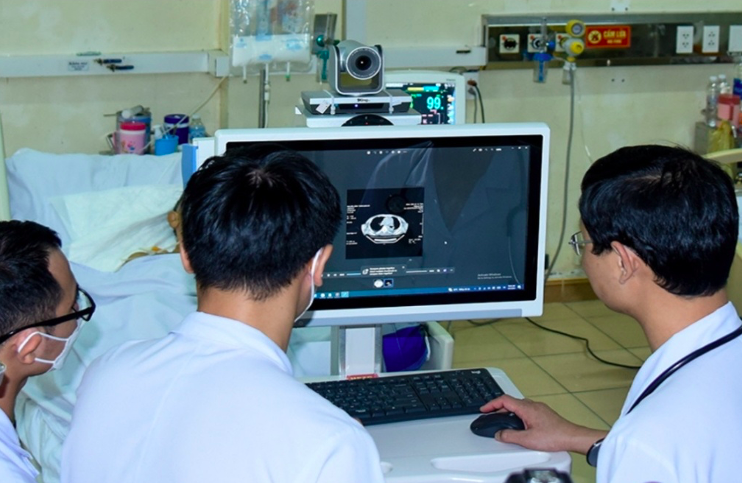 Hội chẩn trực tuyến bằng Tele-ICU kết nối bác sĩ từ Hà Tĩnh tới Hà Nội - Ảnh: BVCC