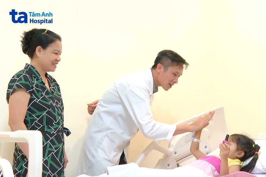BS. Lượng kiểm tra hậu phẫu cho bệnh nhi nhỏ tuổi - Ảnh: Bệnh viện Đa khoa Tâm Anh