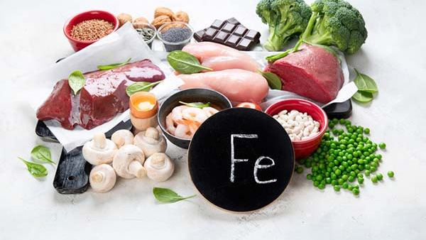 Chế độ ăn với thực phẩm giàu sắt như thịt đỏ, rau xanh đậm giúp phòng ngừa thiếu sắt