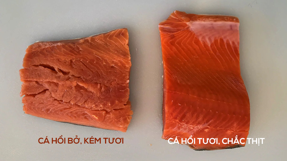 Cá hồi tươi có mùi thơm đặc trưng giống mùi biển, thịt đều màu, bề mặt khô ráo