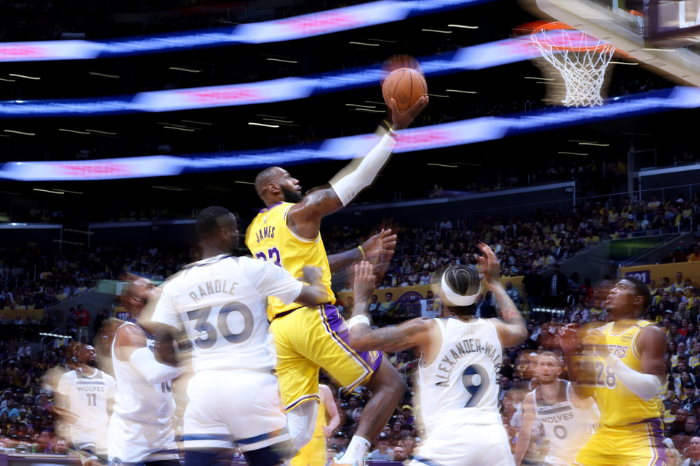 LeBron James của Los Angeles Lakers đang thực hiện cú ném trong một trận bóng rổ năm 2024 - Ảnh: Harry How/Getty Images.