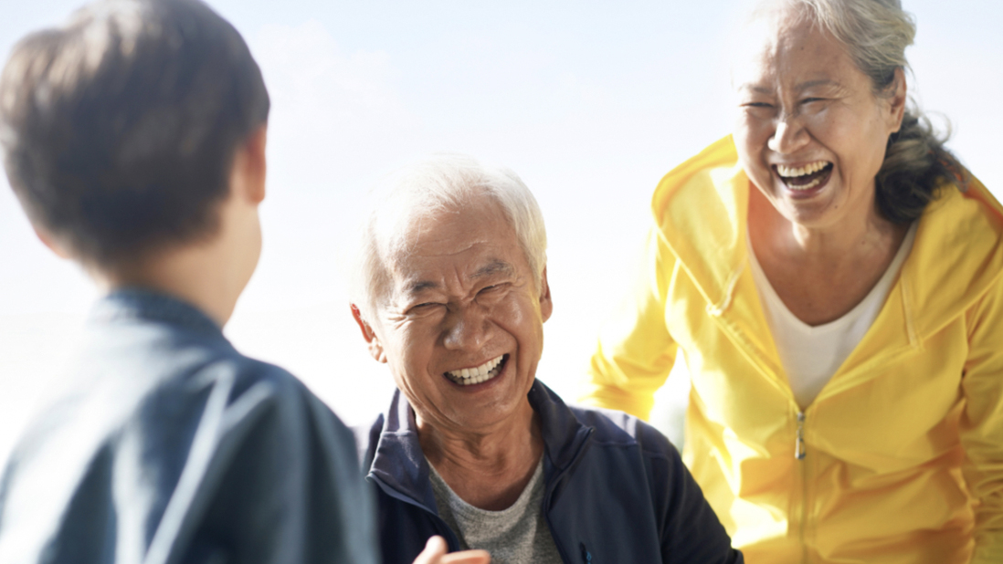 Vui chơi cùng cháu là bí quyết sống vui, sống khỏe tuổi xế chiều