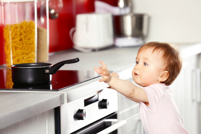 Giữ trẻ tránh xa khu vực làm bếp khi bạn đang nấu ăn hay chuẩn bị đồ uống nóng.