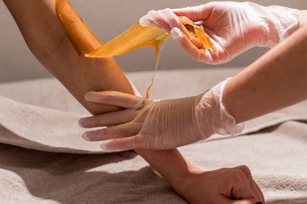 Wax lông bằng sáp nóng cần lưu ý nhiệt độ, tránh gây bỏng da