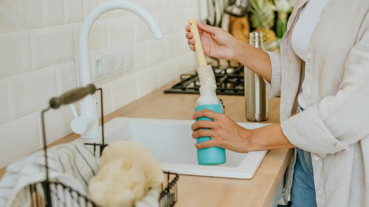 Cần vệ sinh bình nước thường xuyên