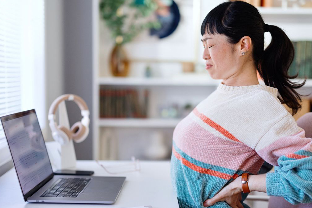 Tư thế thiên thần dựa tường là cứu cánh cho dân văn phòng hay ngồi nhiều