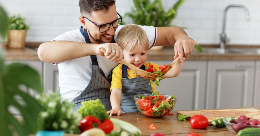 Từng bước hình thành thói quen ăn uống lành mạnh, không áp đặt