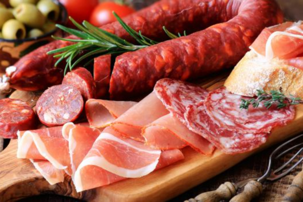 Natri nitrat và nitrit được thêm vào để bảo quản sản phẩm lâu hơn và cũng giúp cản trở sự phát triển của các vi sinh vật gây hại.