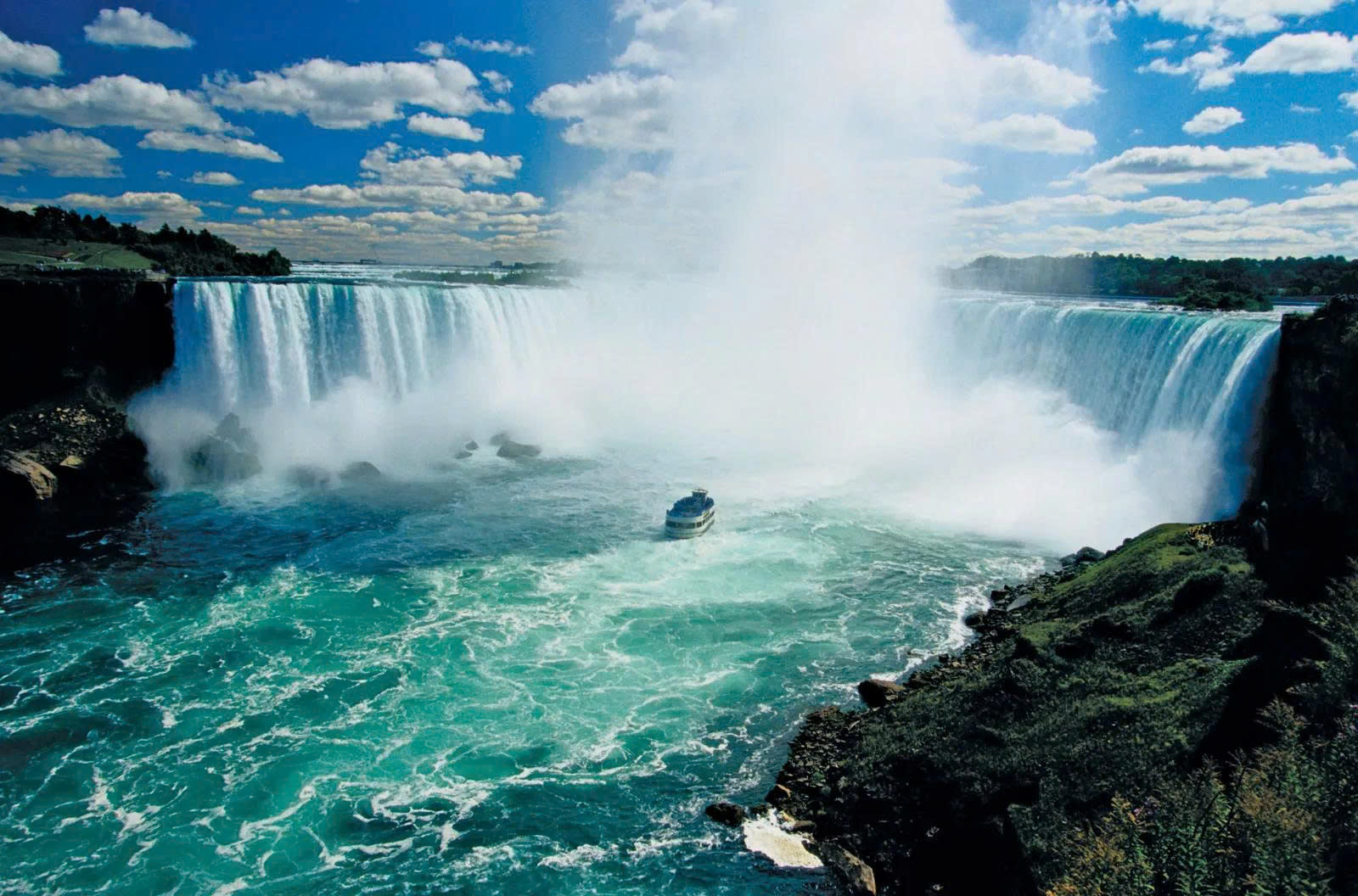 Tham quan thác nước hùng vĩ tại Niagara Falls - Ảnh: Britannica