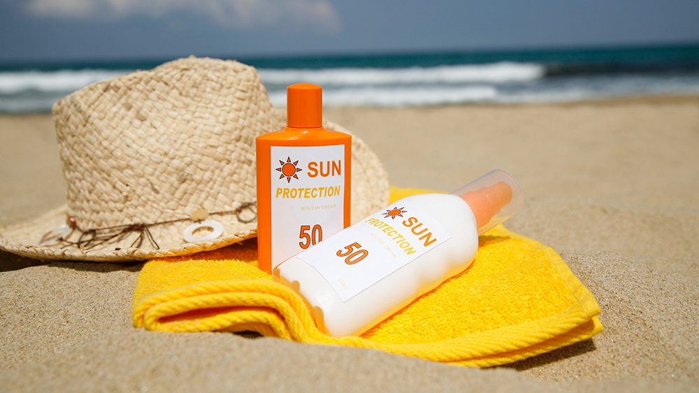 Chuyên gia da liễu khuyên dùng kem chống nắng SPF 30 trở lên để bảo vệ da khỏi tia UV
