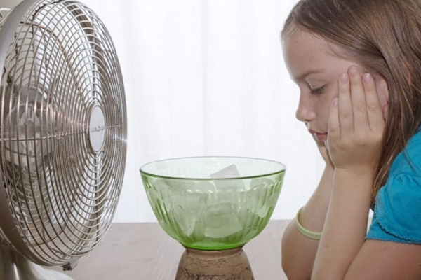 Trong trường hợp không có điều hoà thì đặt 1 bát nước đá trước quạt để làm mát không gian ngủ vẫn đang là phương pháp được nhiều chuyên gia khuyến nghị.