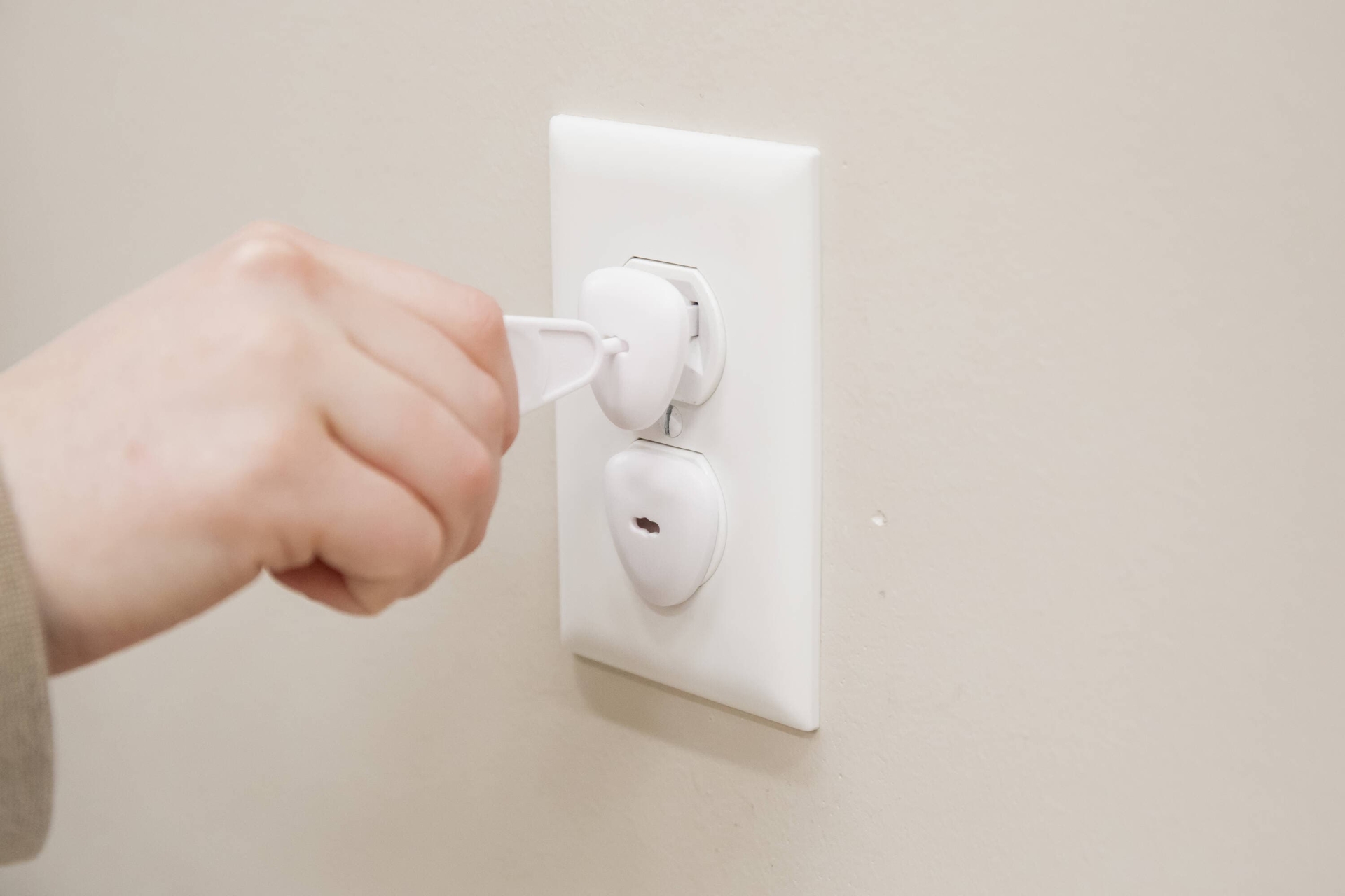 Ổ điện cần có nắp che nếu trong nhà có trẻ em