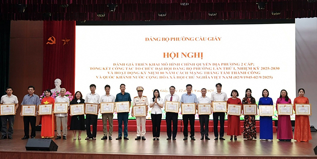 Bí thư Đảng ủy, Chủ tịch HĐND phường Cầu Giấy Trần Thị Phương Hoa tặng bằng khen các tập thể có thành tích xuất sắc - Ảnh: Đức Bình/Sức khỏe+