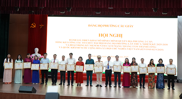 Chủ tịch UBND phường Cầu Giấy Ngô Ngọc Phương trao bằng khen cho các cá nhân có thành tích xuất sắc - Ảnh: Đức Bình/Sức khỏe+