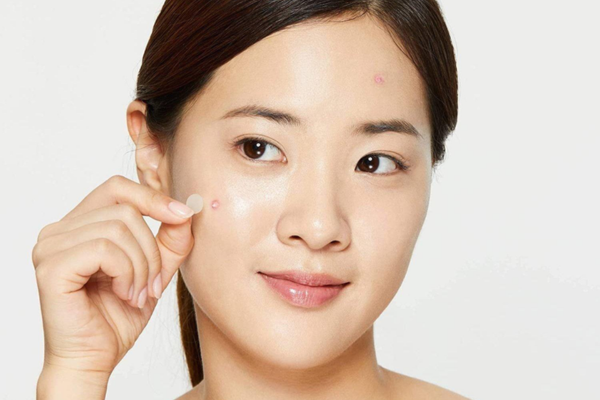Không chỉ giúp cải thiện tình trạng mụn, miếng dán mụn còn giúp người dùng cảm thấy tự tin hơn