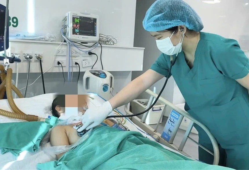 Bé gái 11 tuổi ở Nghệ An mắc bệnh dại từ chính con chó nuôi trong nhà, được điều trị tại Bệnh viện Bệnh Nhiệt đới Trung ương - Ảnh: BVCC