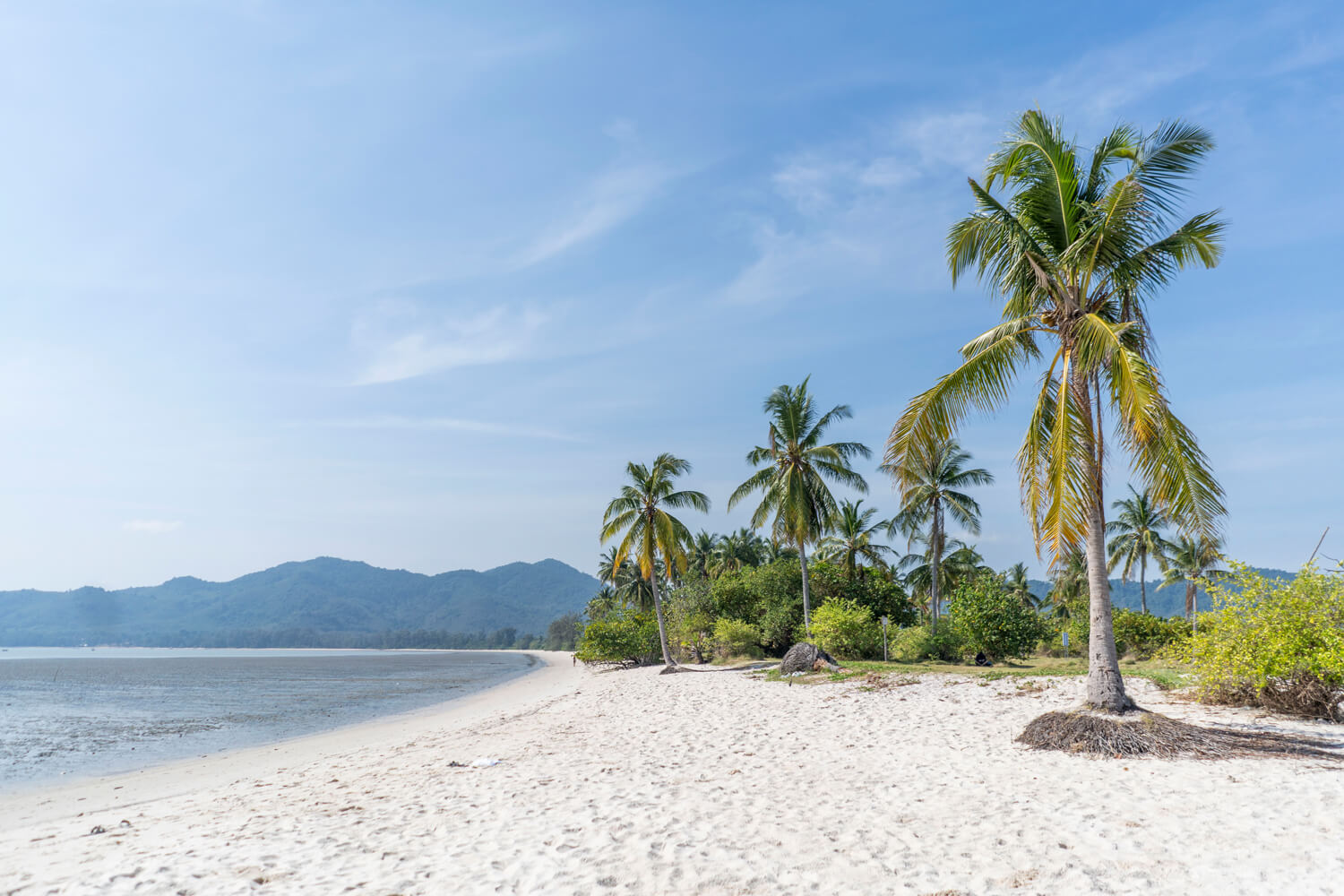 Bãi cát trắng trên vùng biển thuộc đảo Koh Yao Yai - kommwirmachen