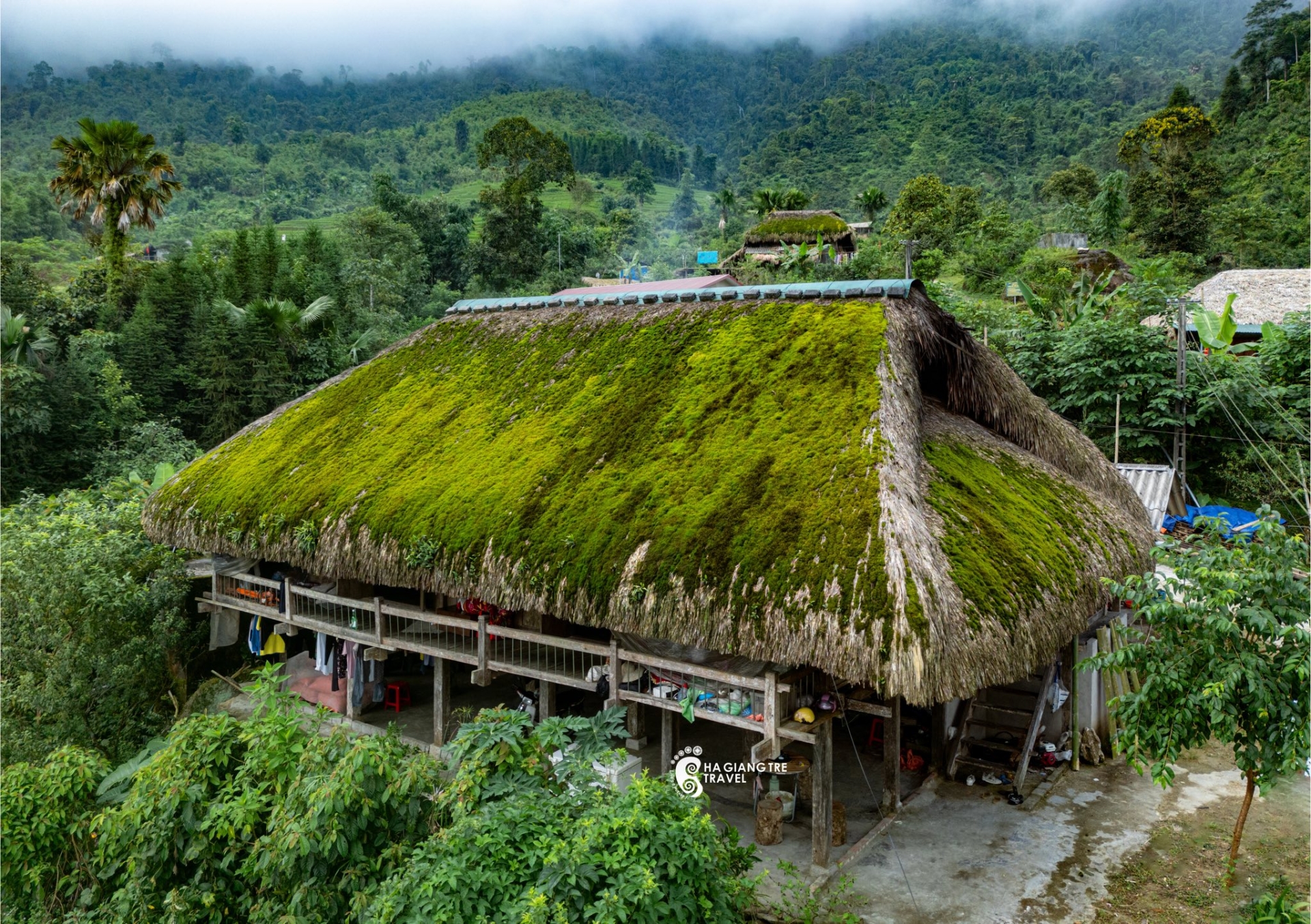 Đẹp nao lòng những mái nhà rêu trên dãy Tây Côn Lĩnh - Ảnh: Phớn Tọoc Tourist