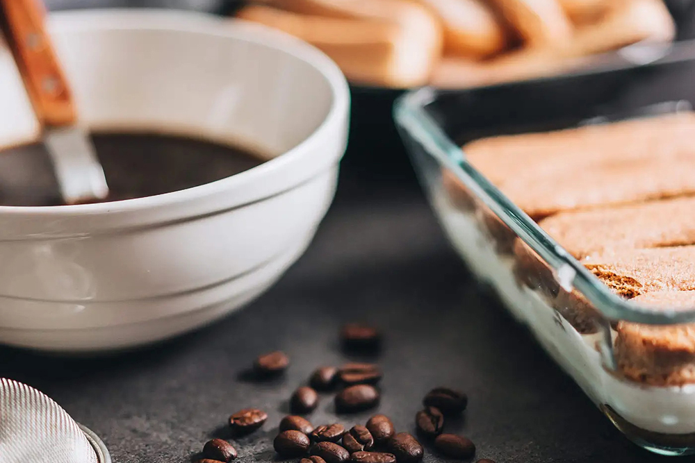 Cà phê đậm đặc là nguyên liệu chính tạo nên hương vị đặc trưng cho món tiramisu