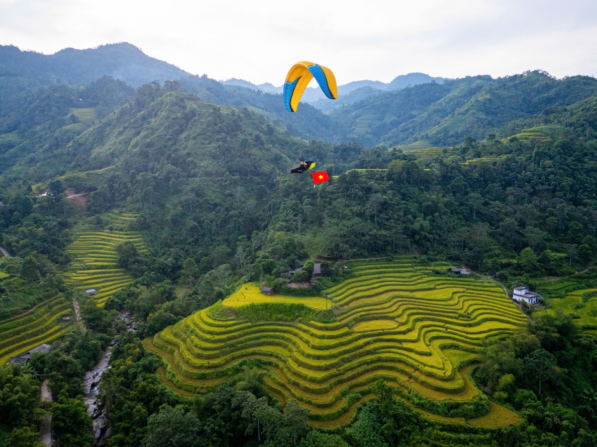 Bay dù lượn ngắm mùa vàng tại xã Thông Nguyên - Ảnh: Minh Thương
